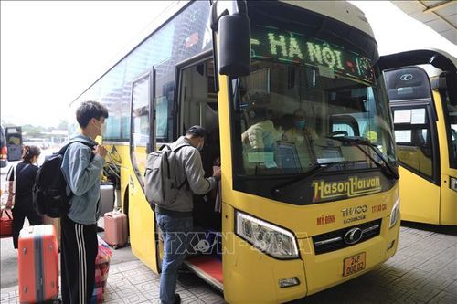 Những hành khách tại Bến xe Mỹ Đình sáng 28/1. Ảnh: Hoàng Hiếu/TTXVN