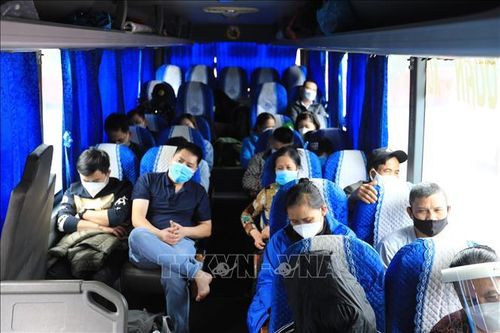 Một xe gần đủ khách chuẩn bị xuất bến tại Bến xe Giáp Bát. Ảnh: Hoàng Hiếu/TTXVN