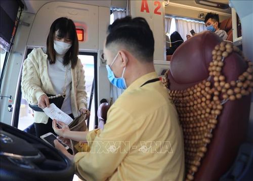 Hành khách và lái phụ xe tại Bến xe Mỹ Đình đều nghiêm chỉnh chấp hành “Thông điệp 5K” của Bộ Y tế. Ảnh: Hoàng Hiếu/TTXVN