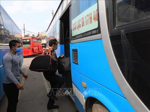 Khách lên xe tại Bến xe Giáp Bát trong ngày cuối cùng đi làm của năm Tân Sửu. Ảnh: Hoàng Hiếu/ TTXVN