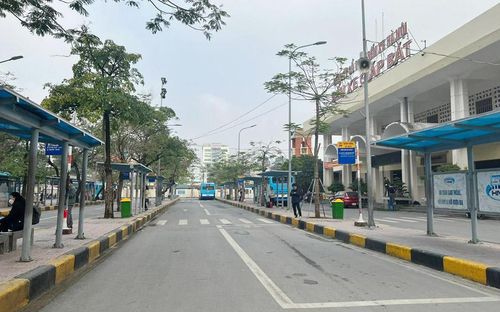Bến xe Giáp Bát (quận Hoàng Mai) vắng khách dù đang là dịp cao điểm.