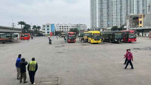 Lác đác một vài chuyến xe trong bến xe Nước Ngầm