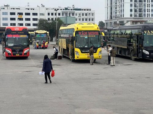 Nhà xe đợi khách trong vô vọng
