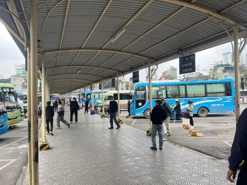 Bến xe Giáp Bát có lượng hàng khách đông hơn bến xe Nước Ngầm. Tuy nhiên so với mọi năm thì lượng hành khách giảm mạnh.