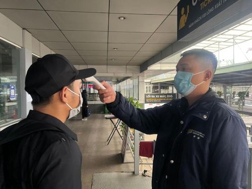 Các hành khách được đo thân nhiệt đầy đủ