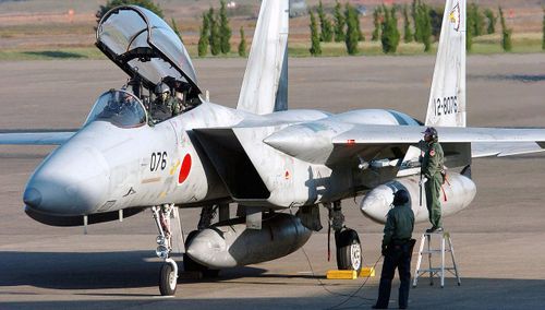 Nhật Bản cũng đang có kế hoạch nâng cấp 98 chiến đấu cơ F-15J với việc trang bị hệ thống điện tử tối tân để nâng cao hiệu suất chiến đấu.