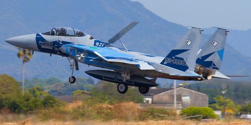 Trên máy bay có hai thành viên tổ lái, cho thấy đây là biến thể F-15DJ hai chỗ ngồi.