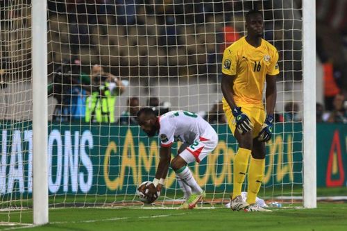  Phút 82, Burkina Faso bất ngờ có bàn rút ngắn tỷ số còn 1-2 sau một pha triển khai tấn công bên cánh phải được kết thúc bằng cú dứt điểm đập đất của Blati Toure. Tuy nhiên, đây cũng là tất cả những gì đội tuyển này làm được trước Senegal. 