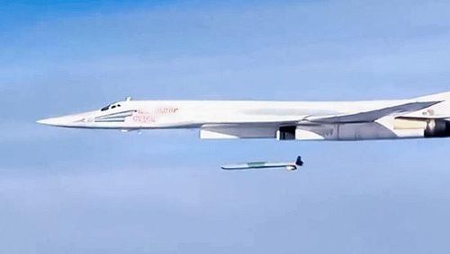 "Các tên lửa không đối không như vậy sẽ hoạt động theo chỉ định mục tiêu của radar đuôi trên máy bay ném bom để đánh trúng các mục tiêu ở bán cầu phía sau", một nguồn tin trong tổ hợp công nghiệp quân sự Nga cho biết.