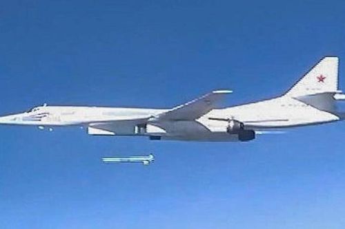 "Trên chiếc Tu-160M mới lại được sản xuất trở lại có lắp đặt trạm radar quan sát phía sau, cho phép máy bay sử dụng cái gọi là tên lửa phóng ngược để tự vệ chống lại tiêm kích đối phương".