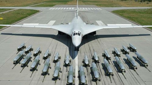 Theo báo chí Nga, máy bay ném bom chiến lược nâng cấp Tu-160M của nước này sẽ sớm được trang bị tên lửa phóng ngược độc đáo. Thực tế trên nghĩa là chiếc Thiên nga trắng sẽ có khả năng tấn công ngay cả những mục tiêu nằm ở phía sau lưng.