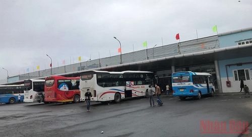 Nhiều xe nhằm chờ khách.