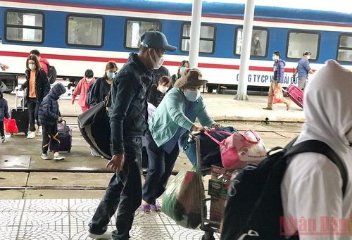  Người dân xuống Ga Đà Nẵng trưa mùng 5 Tết.