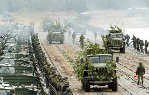Ukraine không phải là thành viên của NATO vì vậy Mỹ không có nghĩa vụ bảo vệ quốc gia này theo hiệp ước. Nhưng cái gọi là "sườn phía đông của liên minh" bao gồm các quốc gia vệ tinh của Liên Xô cũ và các nước Baltic, đang lo ngại rằng họ có thể là những quốc gia tiếp theo trong danh sách "quan tâm" của ông Putin. Nguồn ảnh: Pinterest.