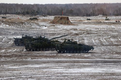 Trước đó, NATO cho biết Nga đang điều khoảng 30.000 quân đến Belarus. “Đây là đợt triển khai lớn nhất của Nga ở đó kể từ sau Chiến tranh Lạnh”, Tổng thư ký NATO Jens Stoltenberg nhận định. Ông cũng nói thêm rằng đợt triển khai dự kiến bao gồm cả lực lượng tác chiến đặc biệt Spetsnaz, máy bay chiến đấu SU-35, hệ thống phòng không S-400 và tên lửa Iskander có khả năng mang đầu đạn hạt nhân.