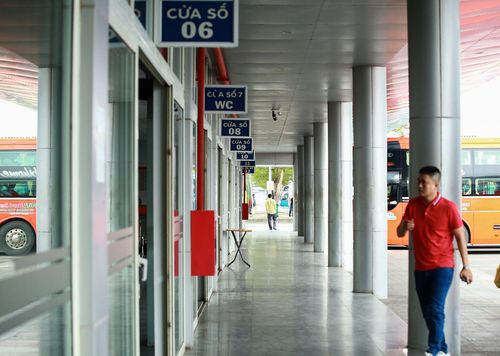  Do ảnh hưởng dịch Covid-19, năm nay người dân ít về quê đón Tết hoặc đi du lịch. 