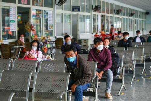  Đến 15h cùng ngày, phòng chờ có khoảng 20 khách. Họ bắt xe đi vào các tỉnh phía Nam làm việc. 