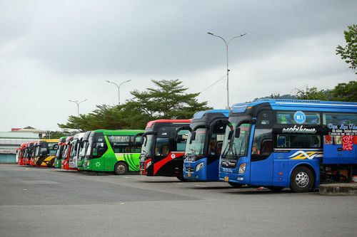  Hàng chục ôtô nằm chờ tại bến. Đại diện các nhà xe lý giải người dân có tâm lý e ngại dịch Covid-19, họ dùng ôtô cá nhân để di chuyển. 
