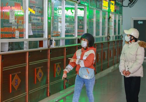  Nhà xe Hải Vân cho biết trong ngày mùng 6/2 chỉ bán được khoảng 15 vé. "So với mọi năm, Tết năm nay các nhà xe ế ẩm chưa từng có", chị Yến, nhân viên bán vé tại Bến xe Đà Nẵng, cho hay. 