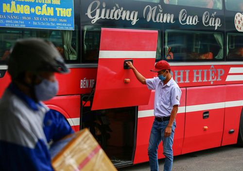  Anh Hải, nhân viên nhà xe Tú Tạc, cho biết lượng khách từ Đà Nẵng về các tỉnh phía Bắc hầu như không có. "Dù không có khách, chúng tôi vẫn phải rời bến để kịp về Thanh Hóa bắt khách quay lại Đà Nẵng", anh Hải cho hay. 