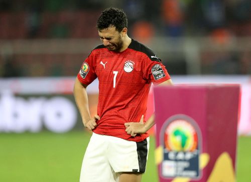 Trezeguet, tiền đạo đang khoác áo Aston Villa cũng không kìm nổi nước mắt sau thất bại cay đắng của tuyển Ai Cập ở chung kết CAN.