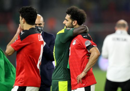 Mane đến bên cạnh để an ủi người đồng đội ở Liverpool. 2 cầu thủ này tạo ra sự cạnh tranh lành mạnh ở sân Anfield kể từ năm 2017 đến nay và giúp "The Kop" giành nhiều thành công, trong đó có chức vô địch Premier League, Champions League.