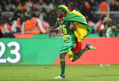 Ở phần sân đối diện, tuyển Senegal vỡ òa hạnh phúc với chức vô địch CAN đầu tiên trong lịch sử. Cách đây 2 năm, đội tuyển này cũng góp mặt ở chung kết nhưng để thua Algeria 0-1.
