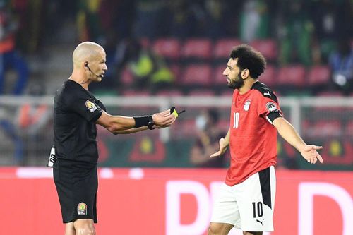 Tuyển Ai Cập có một hành trình đáng nhớ ở CAN 2021. Salah cùng đồng đội trải qua 4 trận liên tiếp phải giải quyết thắng thua bằng hiệp phụ. Khoảnh khắc thú vị diễn ra ở cuối hiệp một, trọng tài chính Gomes trao cả còi và thẻ phạt cho Salah khi cầu thủ số 10 liên tục phàn nàn về những quyết định của ông.