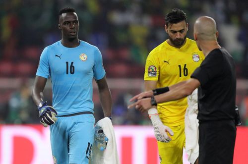 Edouard Mendy (áo xanh) chứng tỏ bản lĩnh của thủ môn hay nhất thế giới năm 2021 do FIFA bình chọn. Anh cản phá cú đá ở lượt thứ 4 của Ai Cập, qua đó tạo tiền đề cho chiến thắng của "Sư tử vùng Teranga".