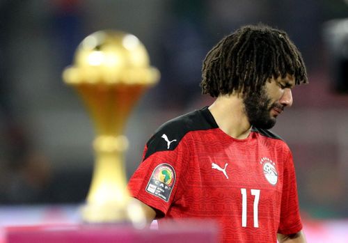 Mohamed Elneny, tiền vệ thuộc biên chế Arsenal cũng rơi nước mắt khi đi qua danh hiệu anh khao khát sở hữu trong suốt sự nghiệp.