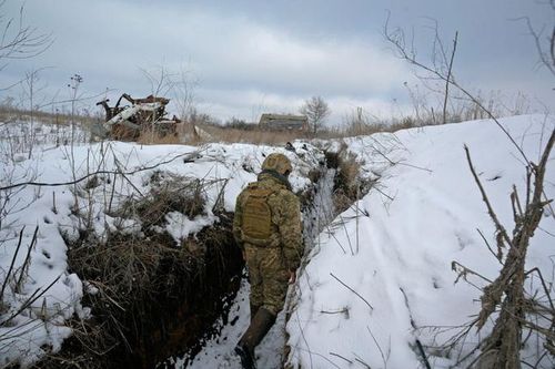 Một binh sĩ Ukraine tại TP Luhansk. Ảnh: Reuters