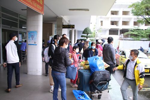 Tại Ga Đà Nẵng (quận Hải Châu), người dân ở các tỉnh thành miền Trung tay xách nách mang quay trở lại TP Đà Nẵng để học tập và làm việc