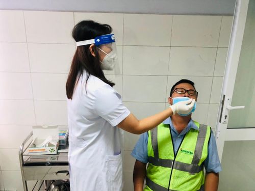 Ngành y tế lấy mẫu xét nghiệm cho người lao động trước khi vào làm việc