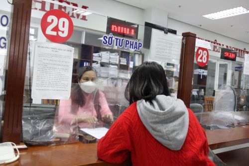 Tại bộ phận “một cửa” Trung tâm Hành chính TP Đà Nẵng (quận Hải Châu), khoảng 9 giờ sáng, khá ít người dân đến giải quyết thủ tục hành chính