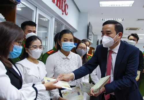 Ông Lê Trung Chinh, Chủ tịch UBND TP Đà Nẵng tặng quà chúc tết nhân ngày làm việc đầu năm mới Nhâm Dần 2022 cho cán bộ, công chức tạiTrung tâm hành chính TP Đà Nẵng