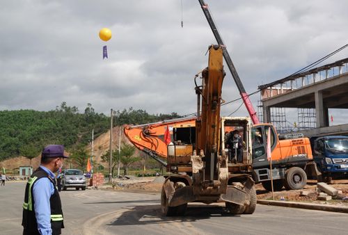 Các xe vận tải, xe xúc sẵn sàng thi công đầu năm mới Nhâm Dần 2022
