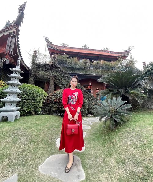 Với chiếc áo dài cách tân đỏ thêu rực rỡ, BTV Minh Trang nhận về nhiều lời khen ngợi trẻ trung, xinh đẹp những ngày đầu năm mới.