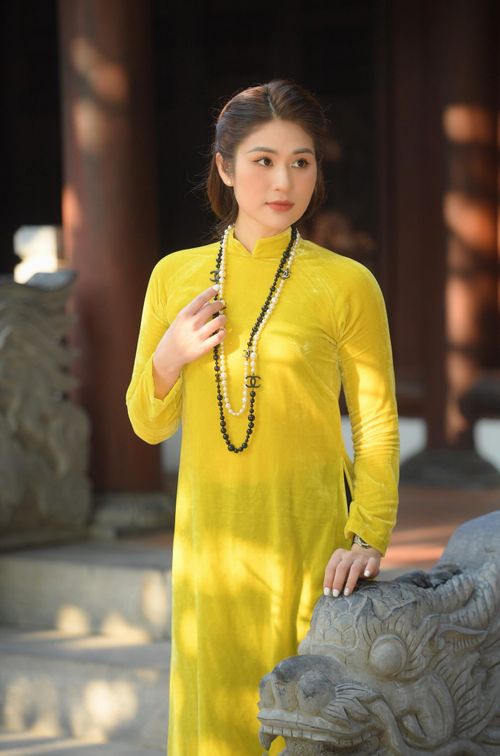Trước đó, Minh Trang diện áo dài nhung màu vàng rực rỡ đi lễ chùa đầu năm.