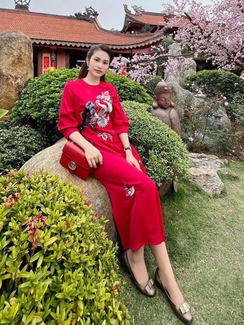 Phong cách trẻ trung khác hẳn khi lên sóng của BTV Minh Trang.