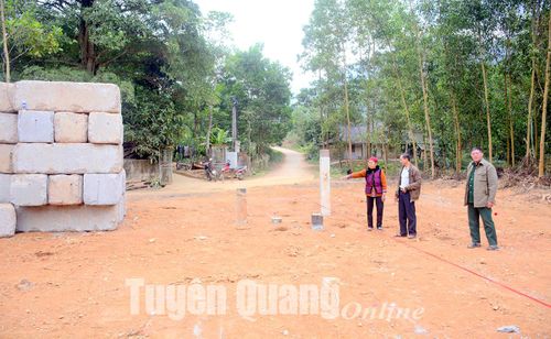 Gia đình bà Vũ Thị Thìn, thôn Lẹm, xã Kháng Nhật (Sơn Dương) hiến đất làm cầu.