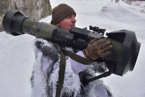  Binh sĩ Ukraine tập cách sử dụng tên lửa chống tăng do Anh viện trợ. Ảnh: AFP. 