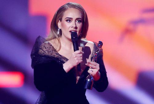 Adele phát biểu sau khi nhận giải Bài hát của năm cho Easy on Me. Ảnh: Peter Cziborra / Reuters.