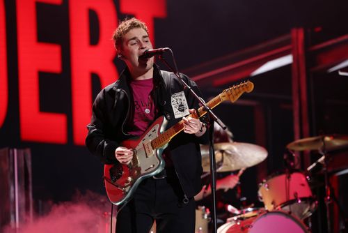 Nam nhạc sĩ kiêm ca sĩ Sam Fender chiến thắng hạng mục Nghệ sĩ Rock do người hâm mộ bình chọn. Ảnh: Jementernational / Getty Images.