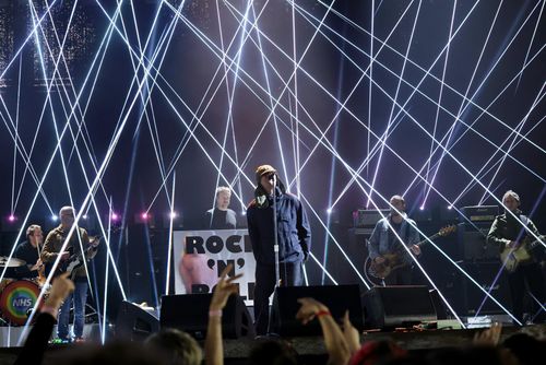 Liam Gallagher trình diễn ca khúc Everything's Electric. Ảnh: Jementernational / Getty Images.