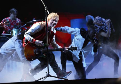 Ed Sheeran gây “náo động" khán đài với màn trình diễn The Joker and the Queen. Ảnh: JMEnternational / Getty Images.