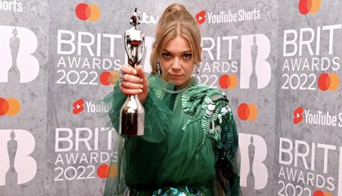 Becky Hill tạo dáng với chiếc cúp chiến thắng cho hạng mục Nghệ sĩ Dance do người hâm mộ bình chọn. Ảnh: Kate Green / Getty Images.