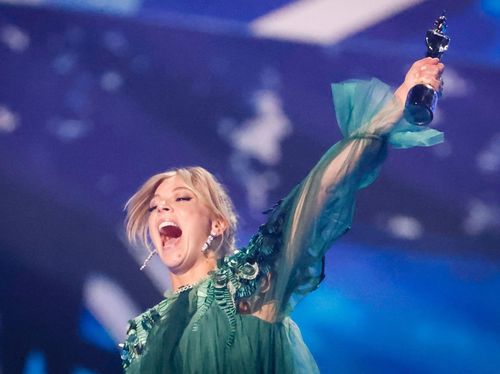Becky Hill ăn mừng với giải thưởng Nghệ sĩ Dance xuất sắc nhất của mình. Ảnh: Tolga Akmen / AFP / Getty Images.