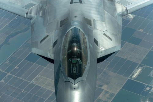 Theo các chuyên gia quân sự, radar tần số thấp hơn có thể báo hiệu cho các radar tần số cao hơn và điều này sẽ khiến cho các phi công điểu khiển chiến đấu cơ tàng hình hiện đại phải ngạc nhiên rằng mình đang bị ngắm bắn một cách dễ dàng.
