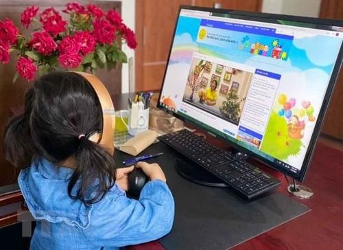 Video các bài giảng, tiết học, hoạt động tương tác được quay lại trong không gian trường, lớp thân quen giúp trẻ cảm thấy gần gũi và hào hứng xem. (Ảnh: TTXVN phát)