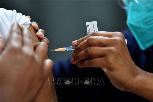 Nhân viên y tế tiêm vaccine phòng COVID-19 cho người dân tại Sydney, Australia. Ảnh: AFP/TTXVN